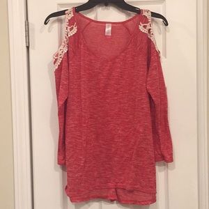 Gorgeous cold shoulder blouse! Size xl